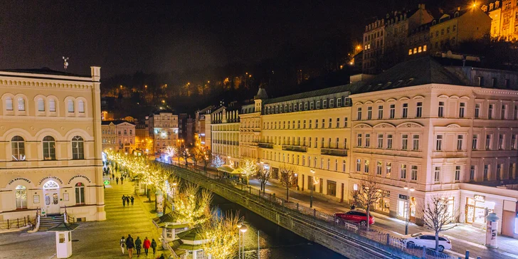 Adventní výlet na hrad Loket a do Karlových Varů: Vánoční dům, Muzeum Vánoc i Muzeum medvídků