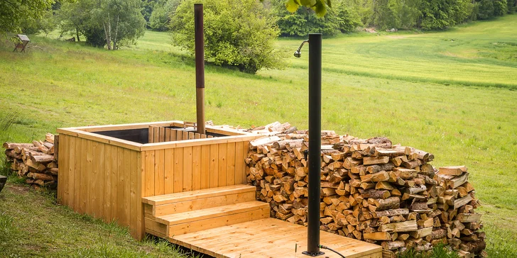 Netradiční pobyt na stromě: treehouse na Vysočině, vyhřívaný koupací sud i lahev vína