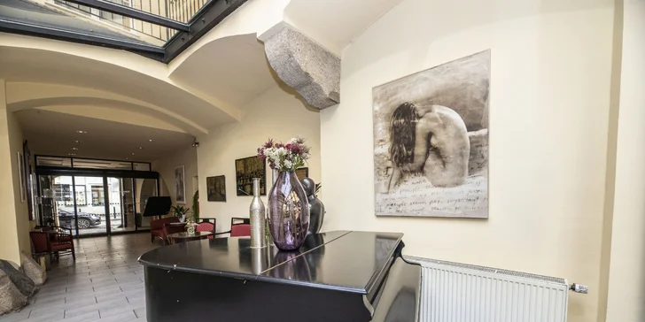 Pobyt v historickém centru Prahy: elegantní hotel se snídaní a lahev vína