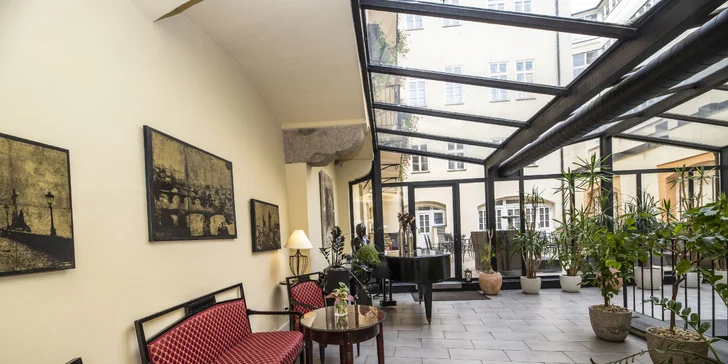 Pobyt v historickém centru Prahy: elegantní hotel se snídaní a lahev vína