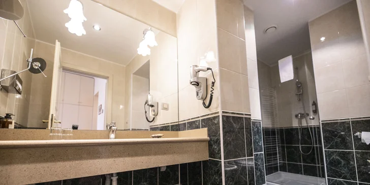 Pobyt v historickém centru Prahy: elegantní hotel se snídaní a lahev vína