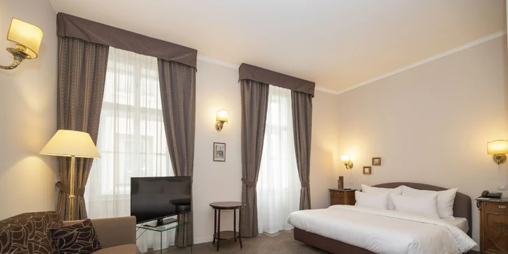 Pobyt v historickém centru Prahy: elegantní hotel se snídaní a lahev vína