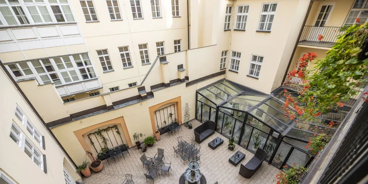 Pobyt v historickém centru Prahy: elegantní hotel se snídaní a lahev vína