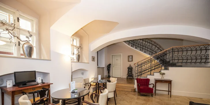 Pobyt v historickém centru Prahy: elegantní hotel se snídaní a lahev vína
