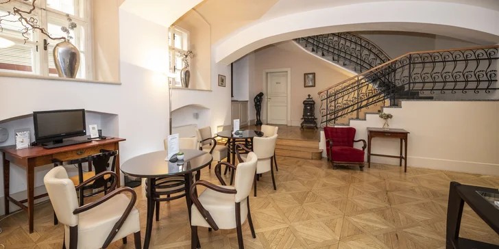 Pobyt v historickém centru Prahy: elegantní hotel se snídaní a lahev vína