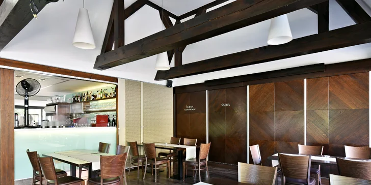 4chodové menu v restauraci na Kampě: lososový tatarák, kachní prso i hruškový dort