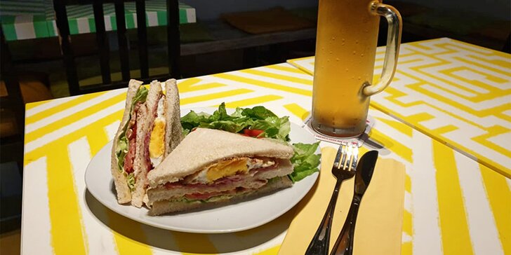 Bohatý Club sandwich se salátkem a nápojem pro 1 i 2 osoby na Žižkově