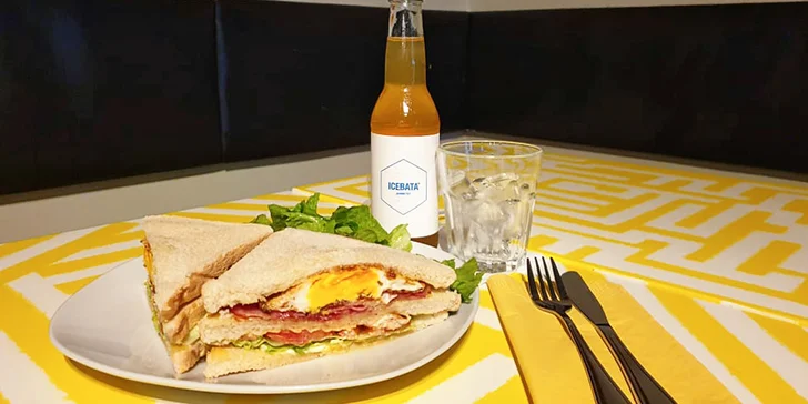Bohatý Club sandwich se salátkem a nápojem pro 1 i 2 osoby na Žižkově