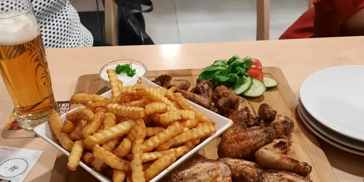 Pořádná nálož kuřecích křídel i s hranolky a hodina bowlingu až pro 8 hráčů