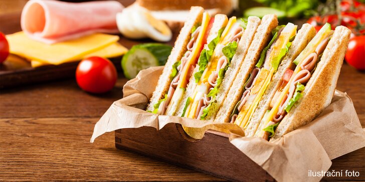 Bohatý Club sandwich se salátkem a nápojem pro 1 i 2 osoby na Žižkově