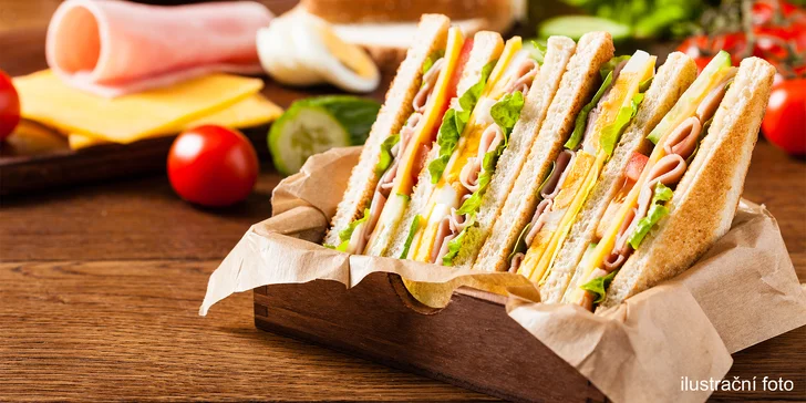 Bohatý Club sandwich se salátkem a nápojem pro 1 i 2 osoby na Žižkově