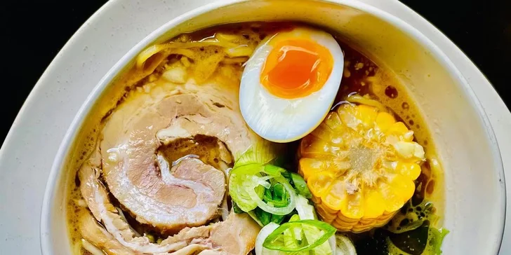 Asijský vepřový vývar ramen a smažený jarní závitek pro 1 či 2 osoby