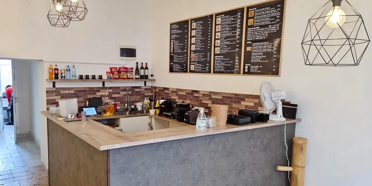Smlsněte si na poke bowl: losos, tuňák, úhoř i vege varianta pro 1 či 2