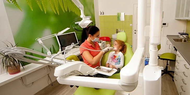 Dentální hygiena + pískování zubů pomocí Air-Flow + sada dentálních pomůcek