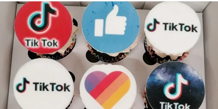 Sladké potěšení na odnos s sebou: medový dort s mascarpone či 12 cupcaků s náplní dle výběru