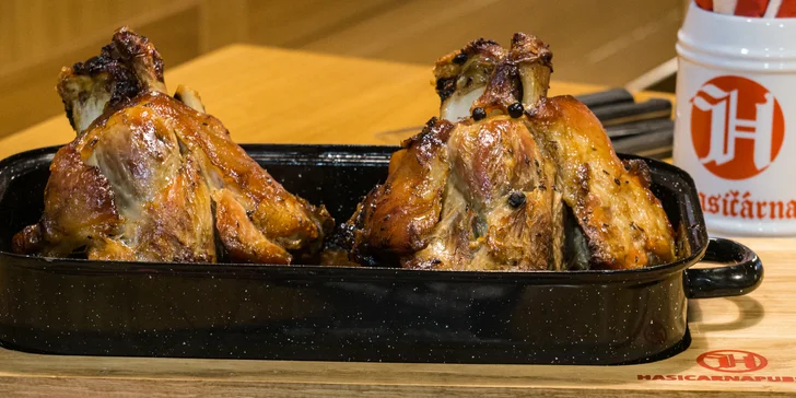 Pomalu pečené Chacharovo koleno: 1,9 kg masa vč. chleba a dalších příloh