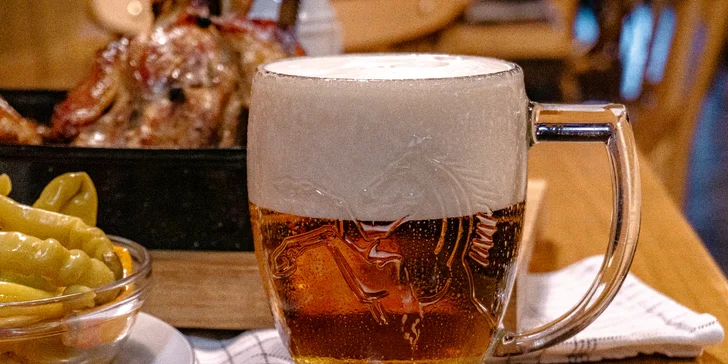 Pomalu pečené Chacharovo koleno i s pivy v Hasičárně Studénka