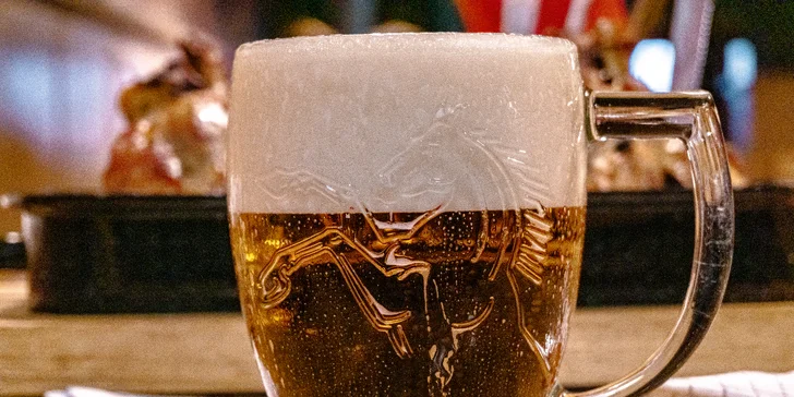 1 nebo 2 pečená kolena v Chacharově hasičárně v Bílovci a k tomu i piva