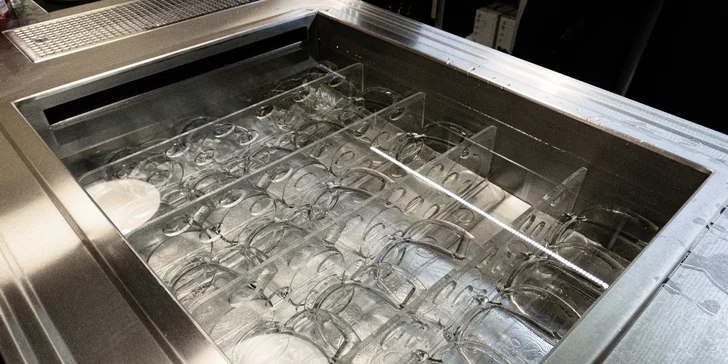 Pomalu pečené Chacharovo koleno: 1,9 kg masa vč. chleba a dalších příloh