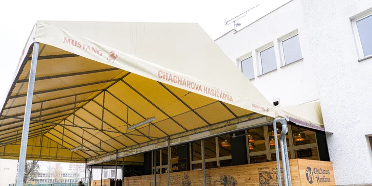 Pomalu pečené Chacharovo koleno: 1,9 kg masa vč. chleba a dalších příloh