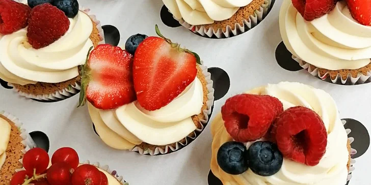 Sladké potěšení na odnos s sebou: medový dort s mascarpone či 12 cupcaků s náplní dle výběru