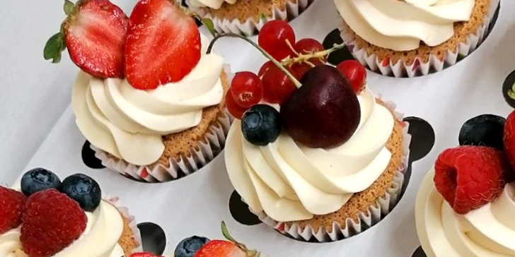 Sladké potěšení na odnos s sebou: medový dort s mascarpone či 12 cupcaků s náplní dle výběru