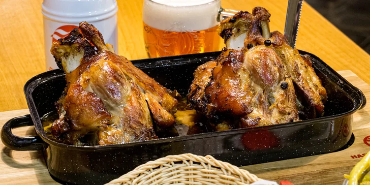 Pomalu pečené Chacharovo koleno: 1,9 kg masa vč. chleba a dalších příloh