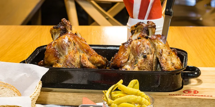 Pomalu pečené Chacharovo koleno: 1,9 kg masa vč. chleba a dalších příloh