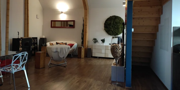 Buďte pár dní jen spolu: romantický pobyt v luxusní chatě se saunou a krbem