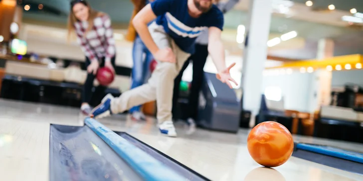 Hoďte to tam: hodina bowlingu s přáteli a 4 piva nebo točené limonády