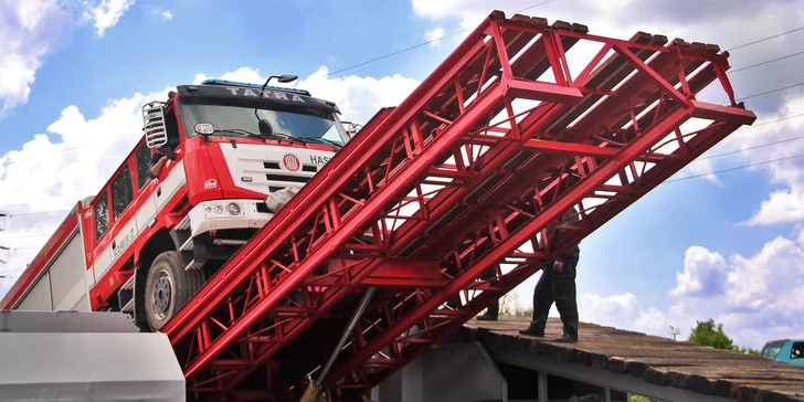 120min. jízda terénem a po houpačce v kabině 4 speciálů Tatra: hasičský vůz, náklaďák i jeřáb