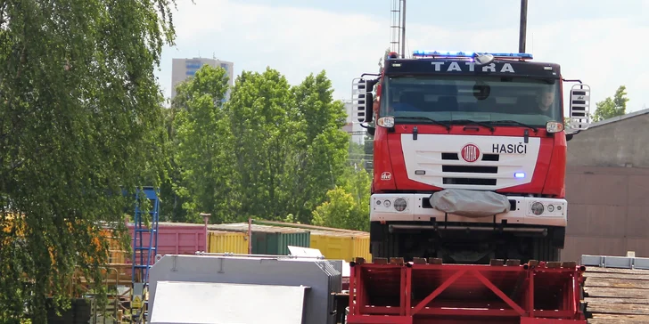 120min. jízda terénem a po houpačce v kabině 4 speciálů Tatra: hasičský vůz, náklaďák i jeřáb