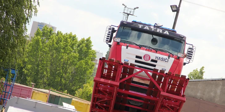 120min. jízda terénem a po houpačce v kabině 4 speciálů Tatra: hasičský vůz, náklaďák i jeřáb