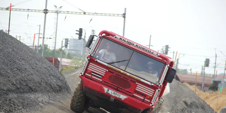 120min. jízda terénem a po houpačce v kabině 4 speciálů Tatra: hasičský vůz, náklaďák i jeřáb