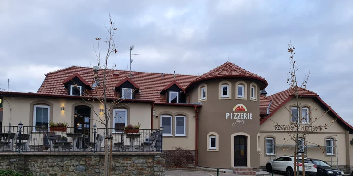 Naducaná nálož: cheddarburger s hranolky a domácí tatarkou pro dva