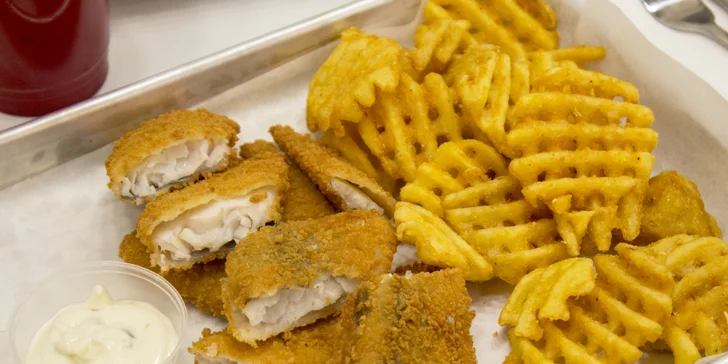 Velké fish strips s přílohou, nápojem i dezertem nebo krevetami