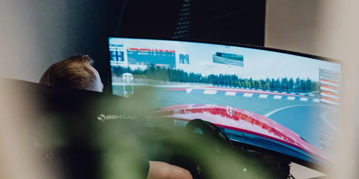 1 či 2 hod. na profesionálním závodním simulátoru ve stylu Mercedes-AMG Petronas Motorsport