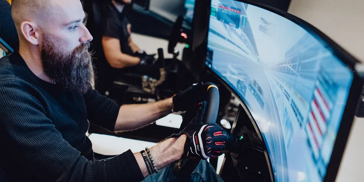 1 či 2 hod. na profesionálním závodním simulátoru ve stylu Mercedes-AMG Petronas Motorsport
