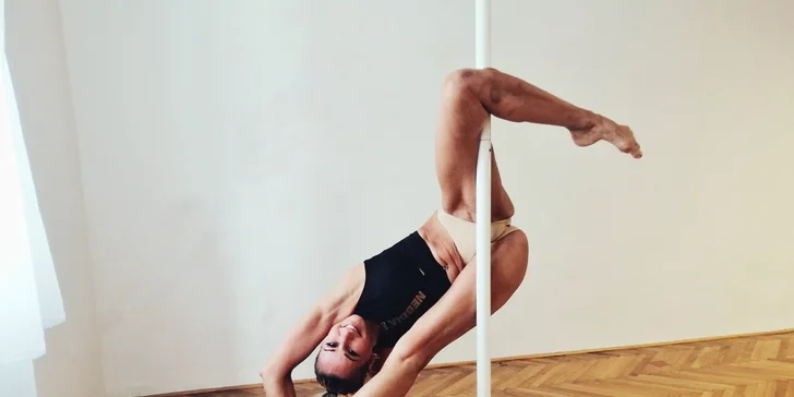 Workshop pole dance pro začátečníky: jednoduché cviky u tyče, na závěr krátká choreografie