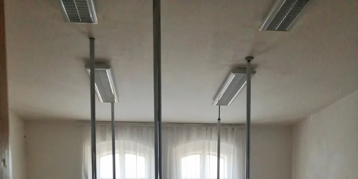 Workshop pole dance pro začátečníky: jednoduché cviky u tyče, na závěr krátká choreografie