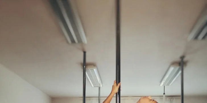 Workshop pole dance pro začátečníky: jednoduché cviky u tyče, na závěr krátká choreografie