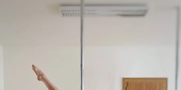 Workshop pole dance pro začátečníky: jednoduché cviky u tyče, na závěr krátká choreografie