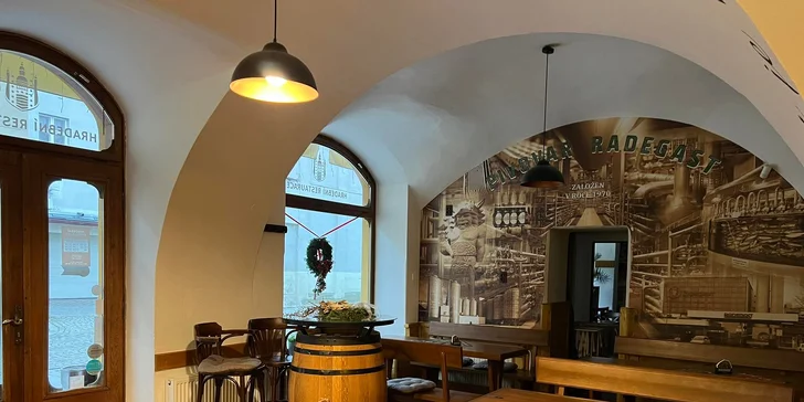 Pomalu pečená kolena s hořčicí a křenem i dvěma či čtyřmi pivy Radegast