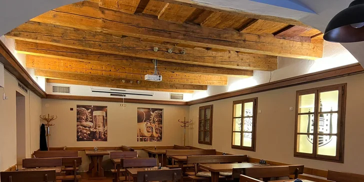 Pomalu pečená kolena s hořčicí a křenem i dvěma či čtyřmi pivy Radegast