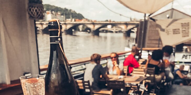 S láskou do Prahy: 4* hotel v centru, snídaně a večerní romantika na lodi či v baru