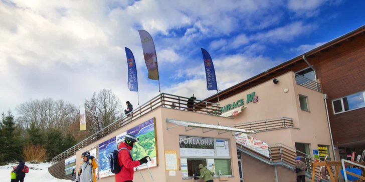 Jednodenní lyžování na Monínci: doprava z Prahy do moderního ski areálu s čtyřsedačkovou lanovkou