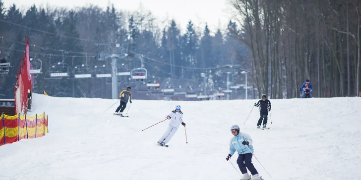 Jednodenní lyžování na Monínci: doprava z Prahy do moderního ski areálu s čtyřsedačkovou lanovkou