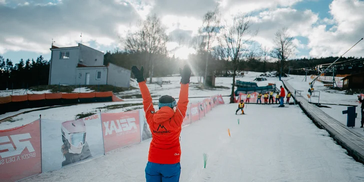 Jednodenní lyžování na Monínci: doprava z Prahy do moderního ski areálu s čtyřsedačkovou lanovkou