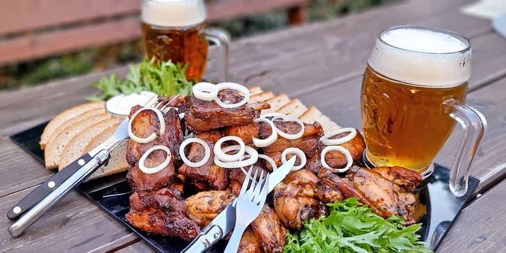 Masové hody U Námořníka pro 2 nebo 4 osoby: marinovaná křídla, žebra, pečené koleno i pivo