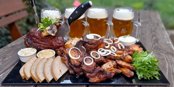 Masové hody U Námořníka pro 2 nebo 4 osoby: marinovaná křídla, žebra, pečené koleno i pivo